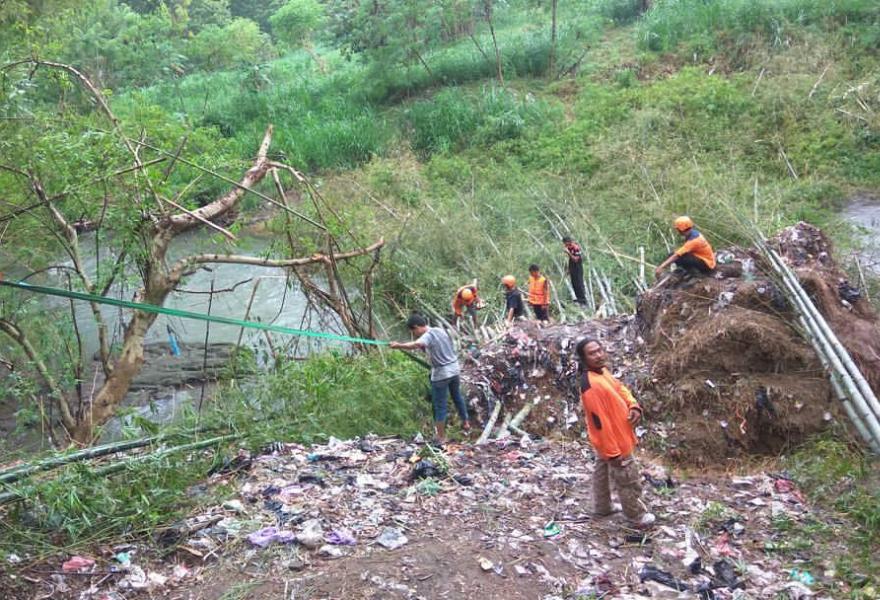 Rumpun Bambu Ambruk: Masyarakat Gotong royong untuk Evakuasi 