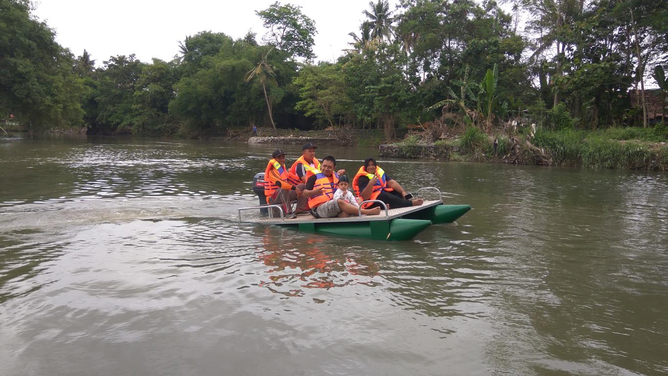 DESA PLERET, UJI COBA KEMAMPUAN PERAHU PEMBERSIH SAMPAH