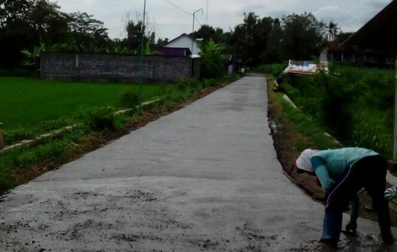 Lurah Desa Pleret tinjau langsung pengerjaan Cor Blok di Dusun Bedukan