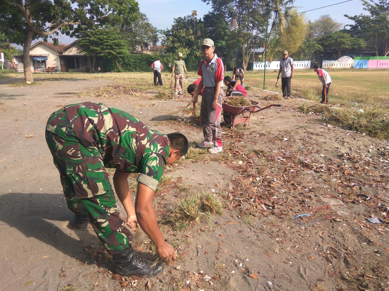 Bersihkan Area Lapangan Bola, Libatkan Personil Polsek dan Koramil