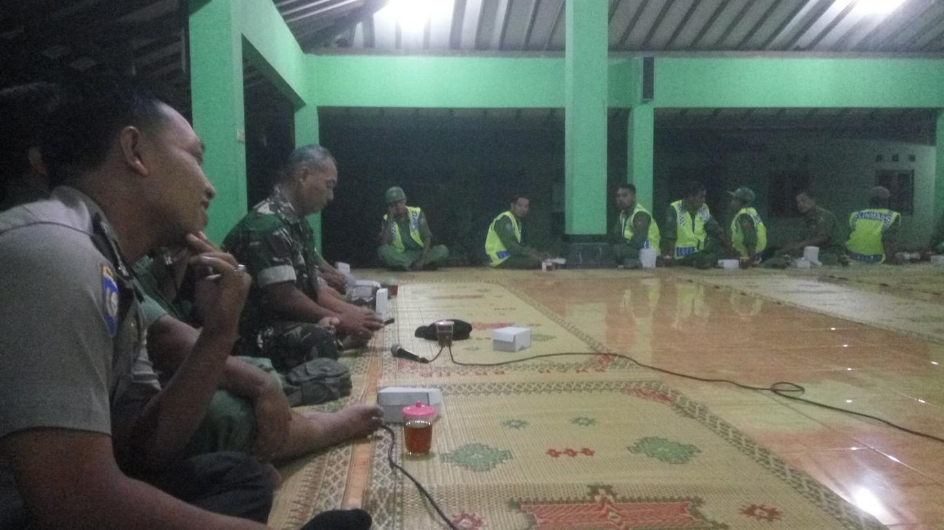 Linmas Beserta Perangkat Desa Pleret, nge-PAM di Malam Tahun Baru