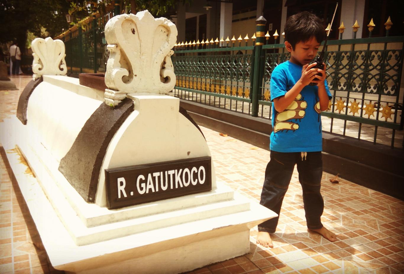 R Gatutkoco, Dimakamkan di Komplek Masjid Demak