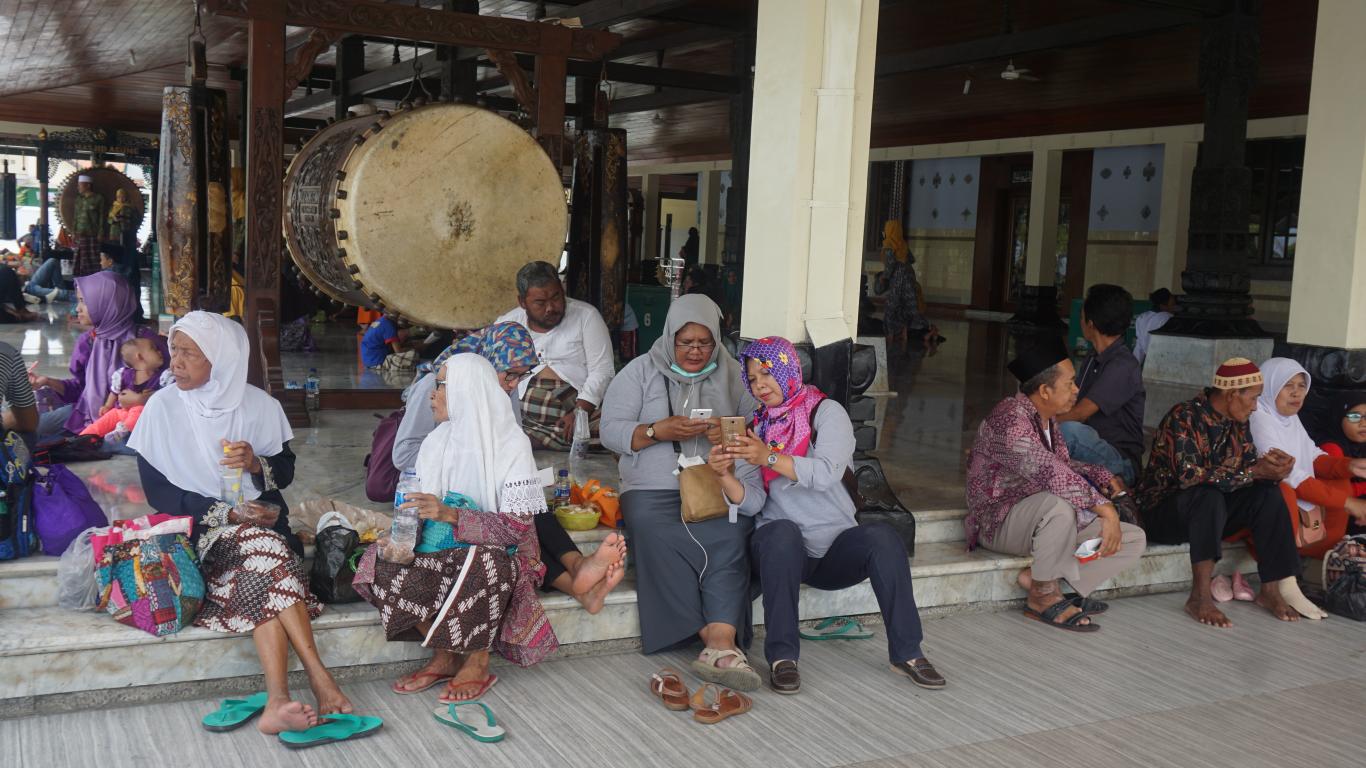 Kaum Rois Desa Pleret Ziarah ke Wali Songo