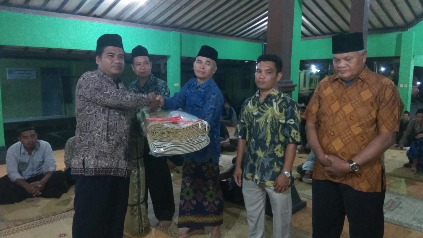 Pemerintah Desa, Bagikan Tikar Kepada Ketua RT se-Desa Pleret