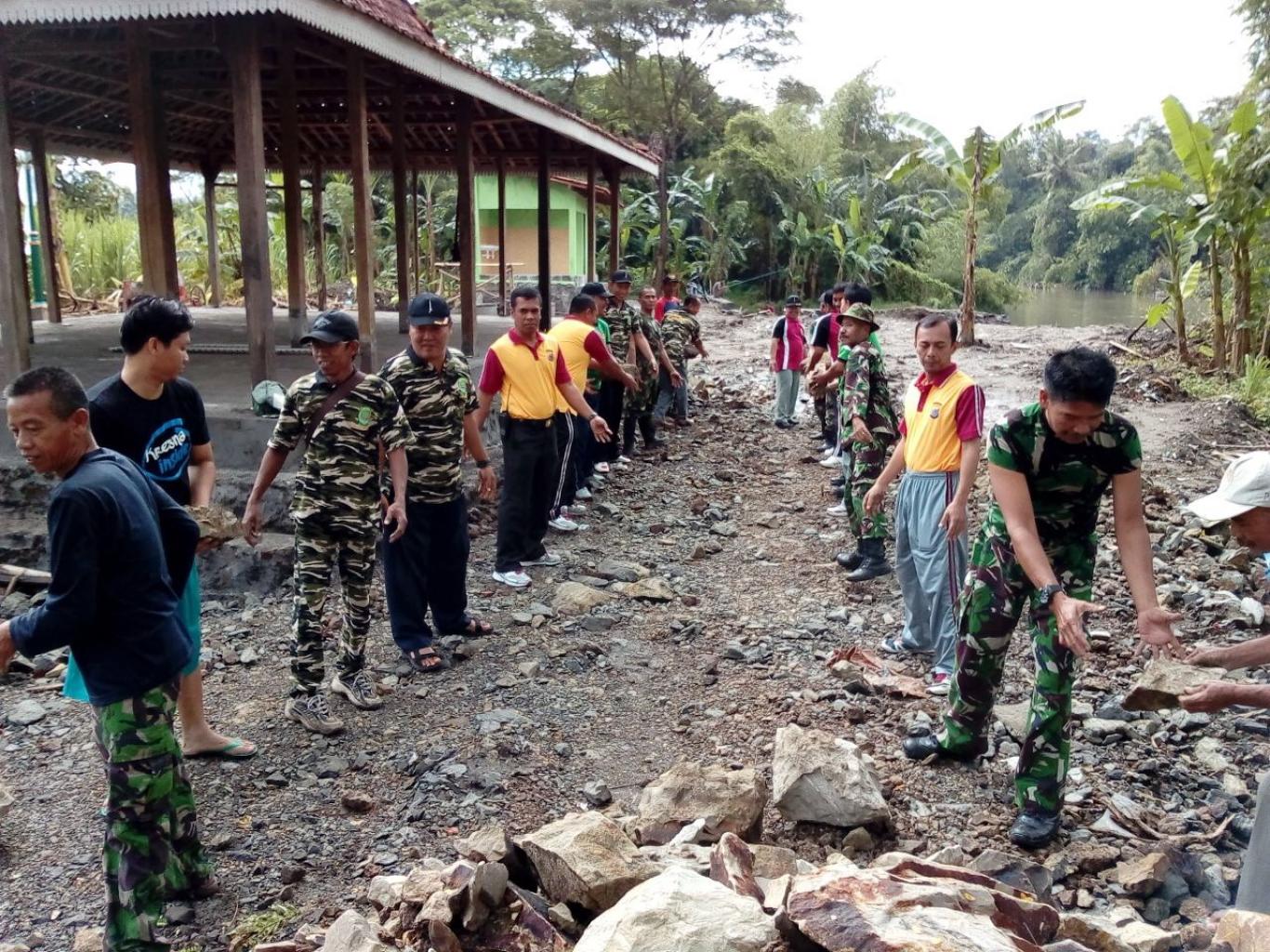 Sinergitas Tiga Elemen, TNI-Polri-Pemerintah Desa: kerjabakti di Kawasan Wisata Banyu Kencono