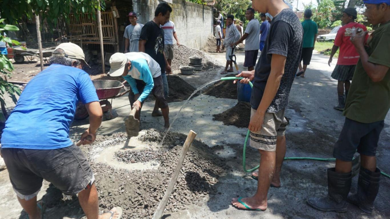 Pembangunan Cor Blok Jalan Masjid Dusun Suren