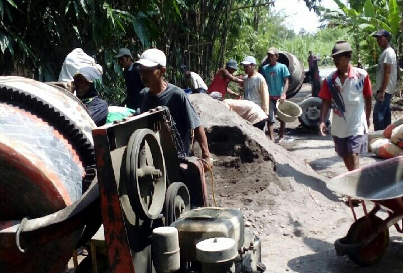 PERCANTIK JALAN LINGKUNGAN, Warga Bedukan Bentangkan Adonan Semen