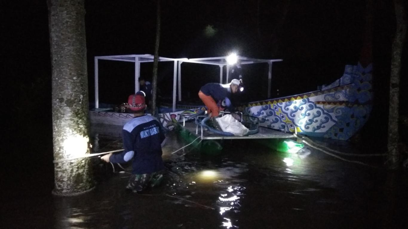 AMANKAN ASET DESA JUTAAN RUPIAH, Kasi Kesra bersama warga terjang banjir kali opak