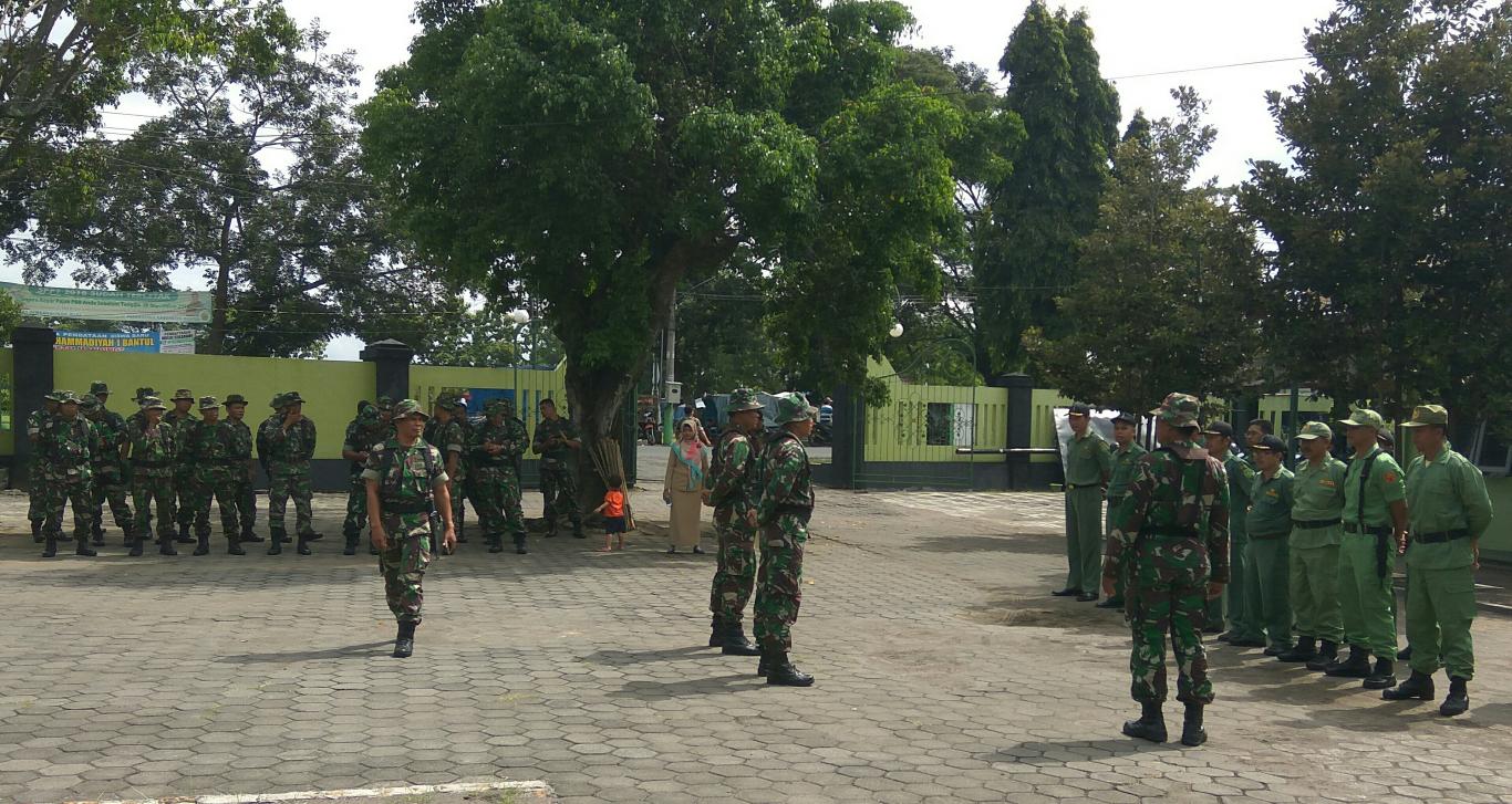 Sejumlah Personil TNI AD, GERUDUK Balai Desa Pleret