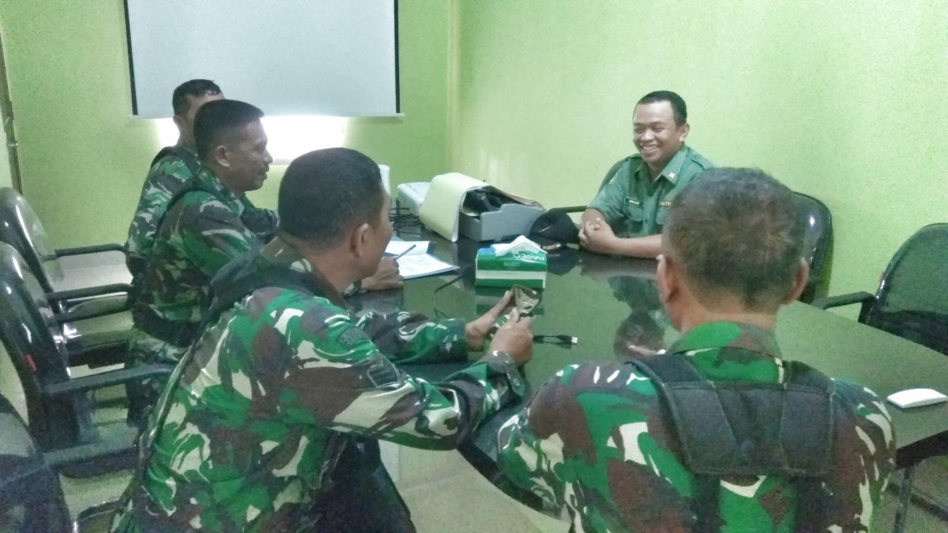 LAKSANAKAN  KOMSOS, personil Kodim 0729/Bantul sambangi Perangkat Desa Pleret