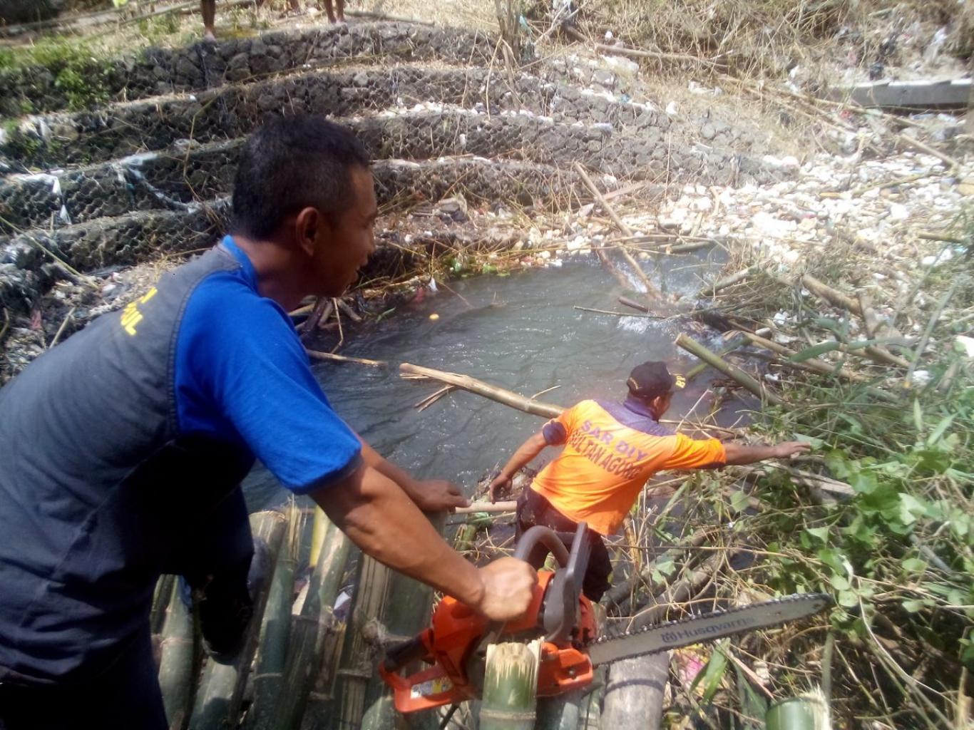 LANCARKAN ALIRAN SUNGAI, Warga Bedukan Kerja Bakti Evakuasi Rumpun Bambu