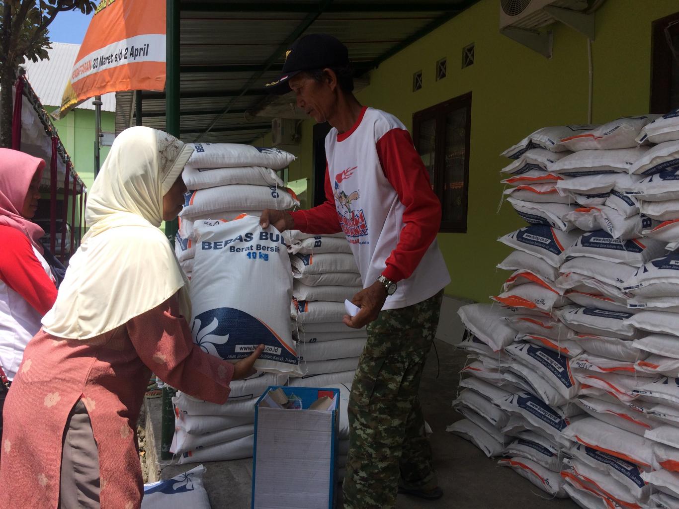 Distribusi BANSOS BERAS, warga rela menunggu lama