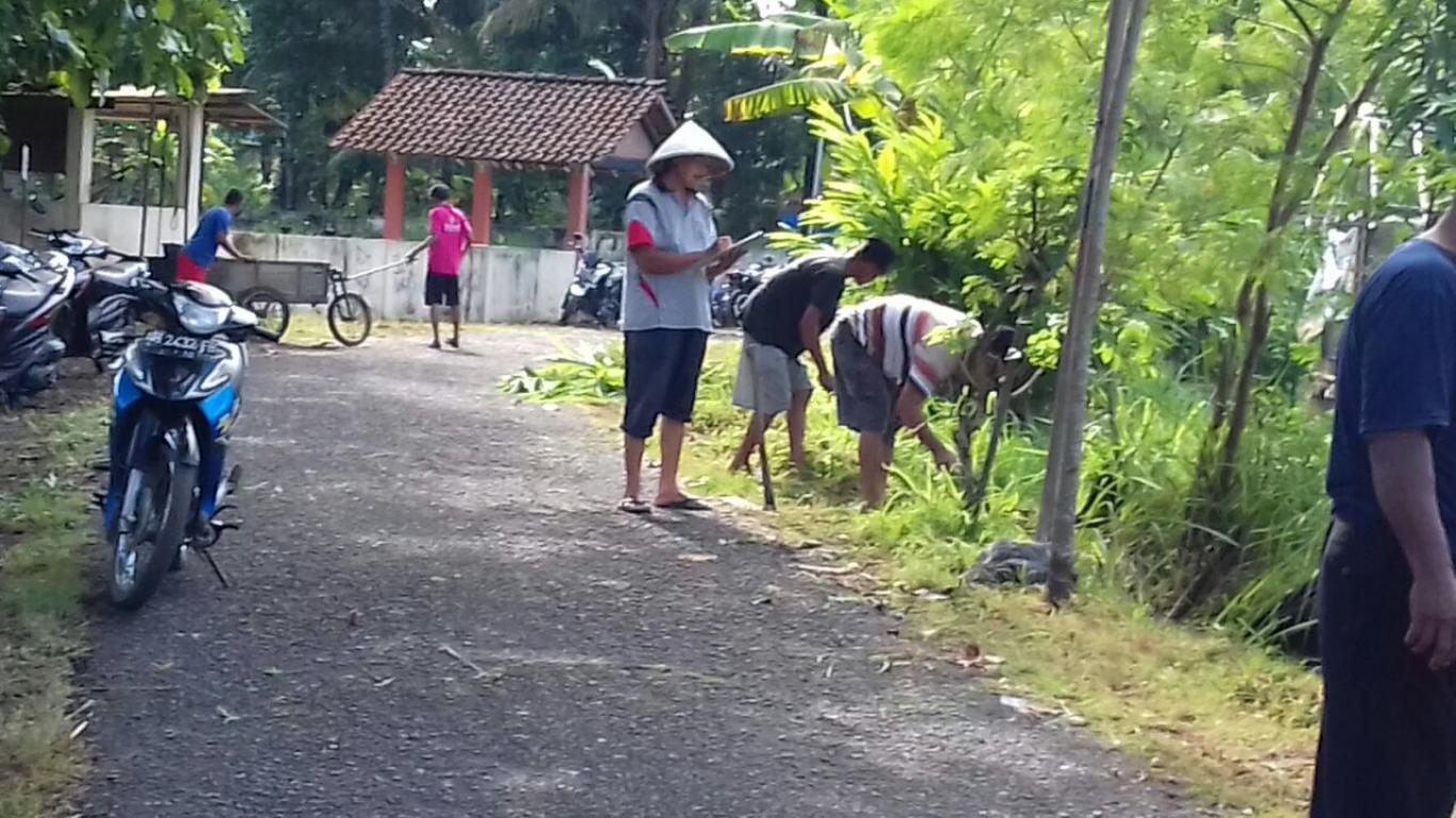 SAMBUT KI DALANG SENO, Warga Giat Kerjabakti 