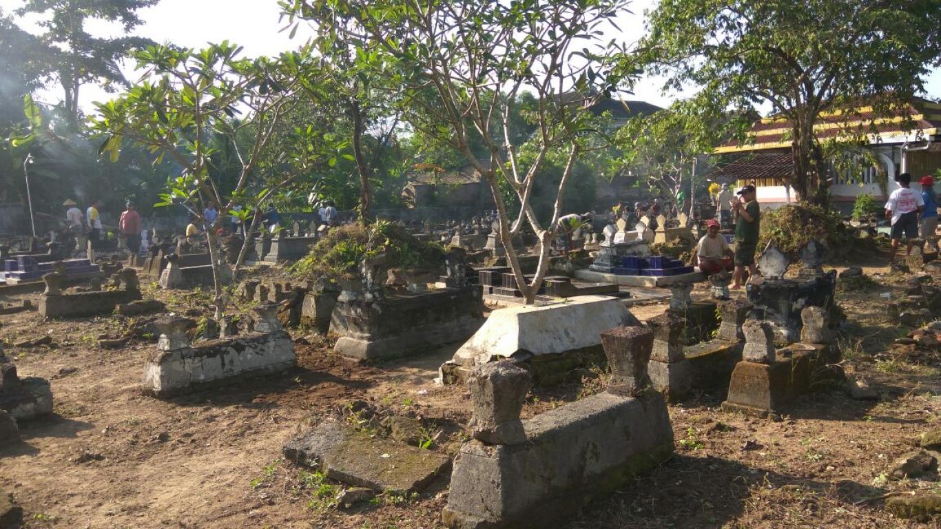 PERSIAPAN NYADRAN, Kerja Bakti Massal Pembersihan Areal Pemakaman