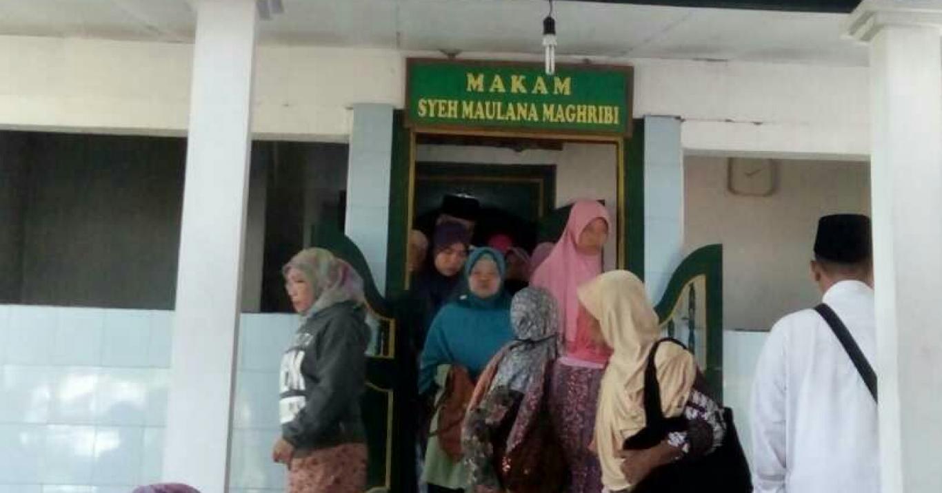 MEMBENTUK NILAI KARAKTER KEIMANAN, Santri TPA Nur Hidayah Wisata Religi ke Makam Syeh Maulana Maghri