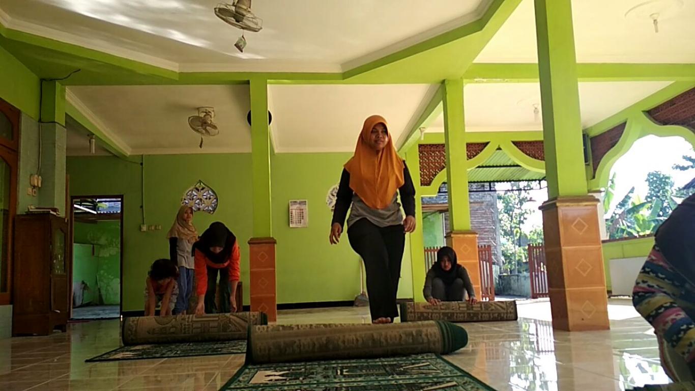 MINGGU BERSIH, Karang Taruna Bina Muda Sambut Ramadhan