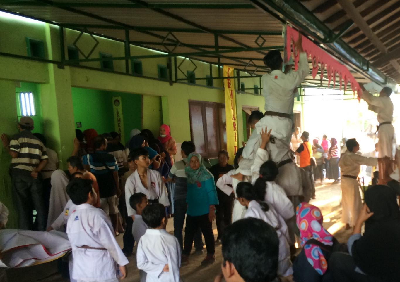 Karateka SABUK COKELAT, mengikuti ujian tambahan “MENCABUT BENDERA”