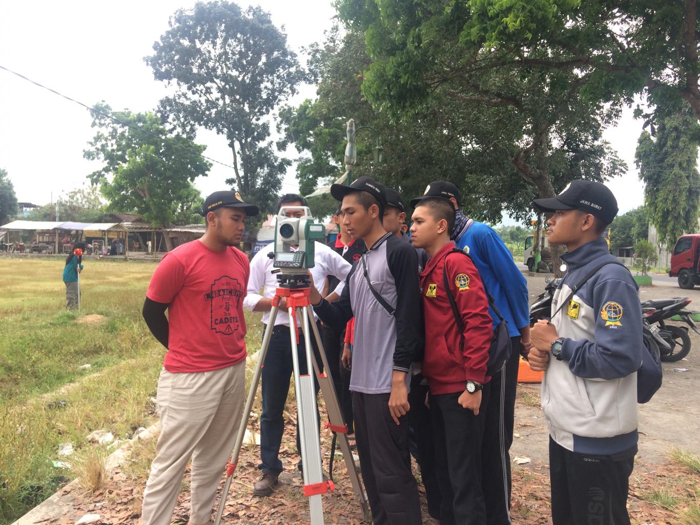 KKN STPN kenalkan THEODOLIT, alat ukur tanah yang canggih