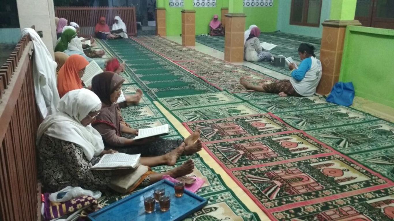 Masjid Al-Furqon Kerto Lor bagikan Jaburan setelah Tadarus