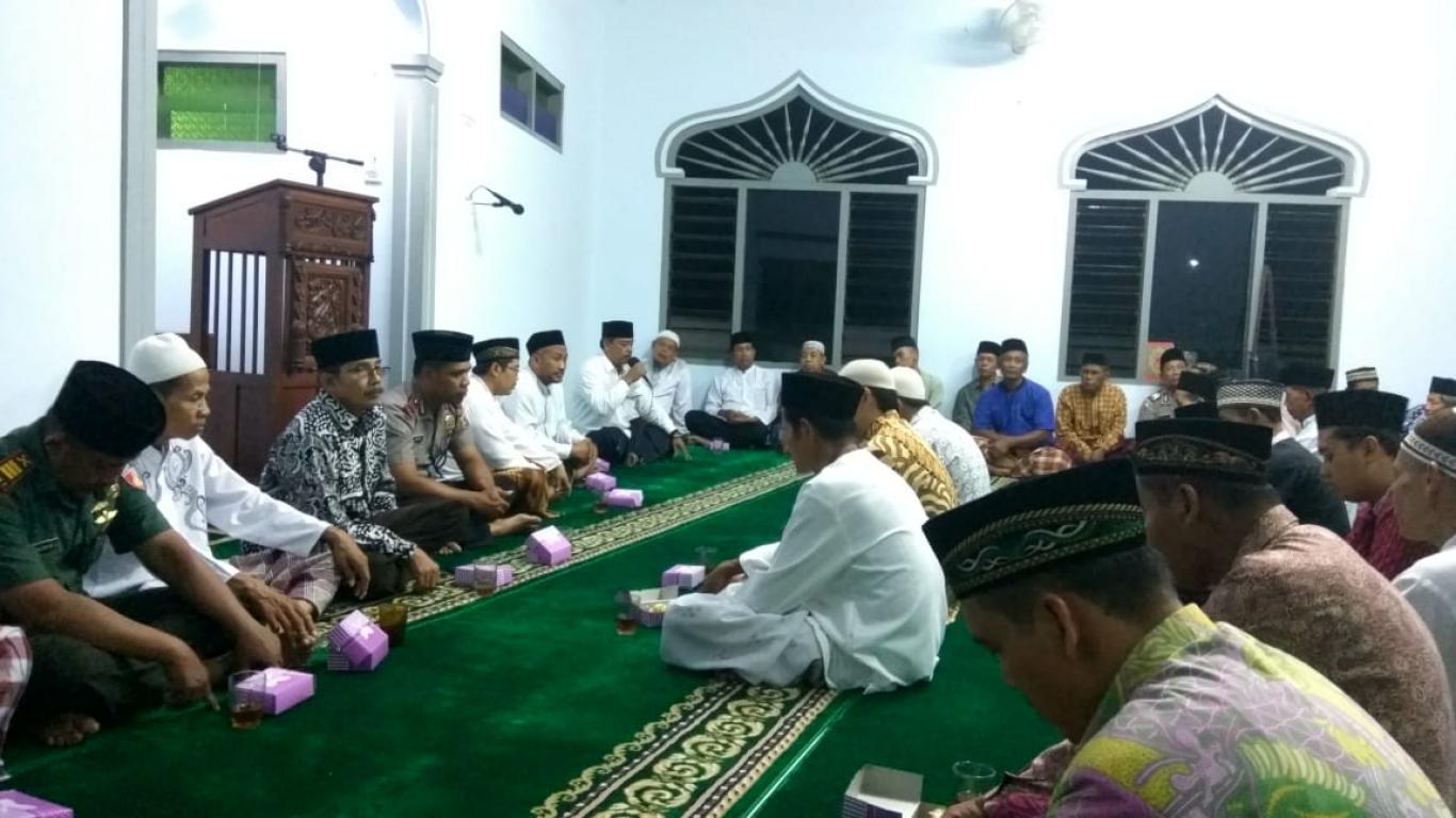 Tarling Muspika Kecamatan Pleret bersama Perangkat Desa  di Gunungan