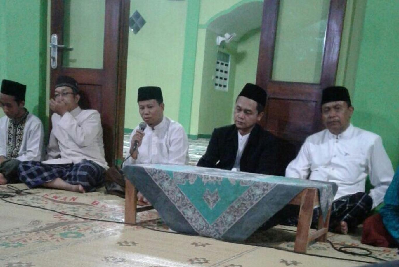 Dekatkan Diri Dengan Warga, MWC NU Pleret Safari Tarawih di Kauman