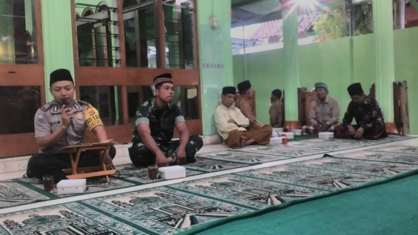 Bhabinkamtibmas dan Babinsa Desa Pleret Kolaborasi dalam Mengisi Kultum 