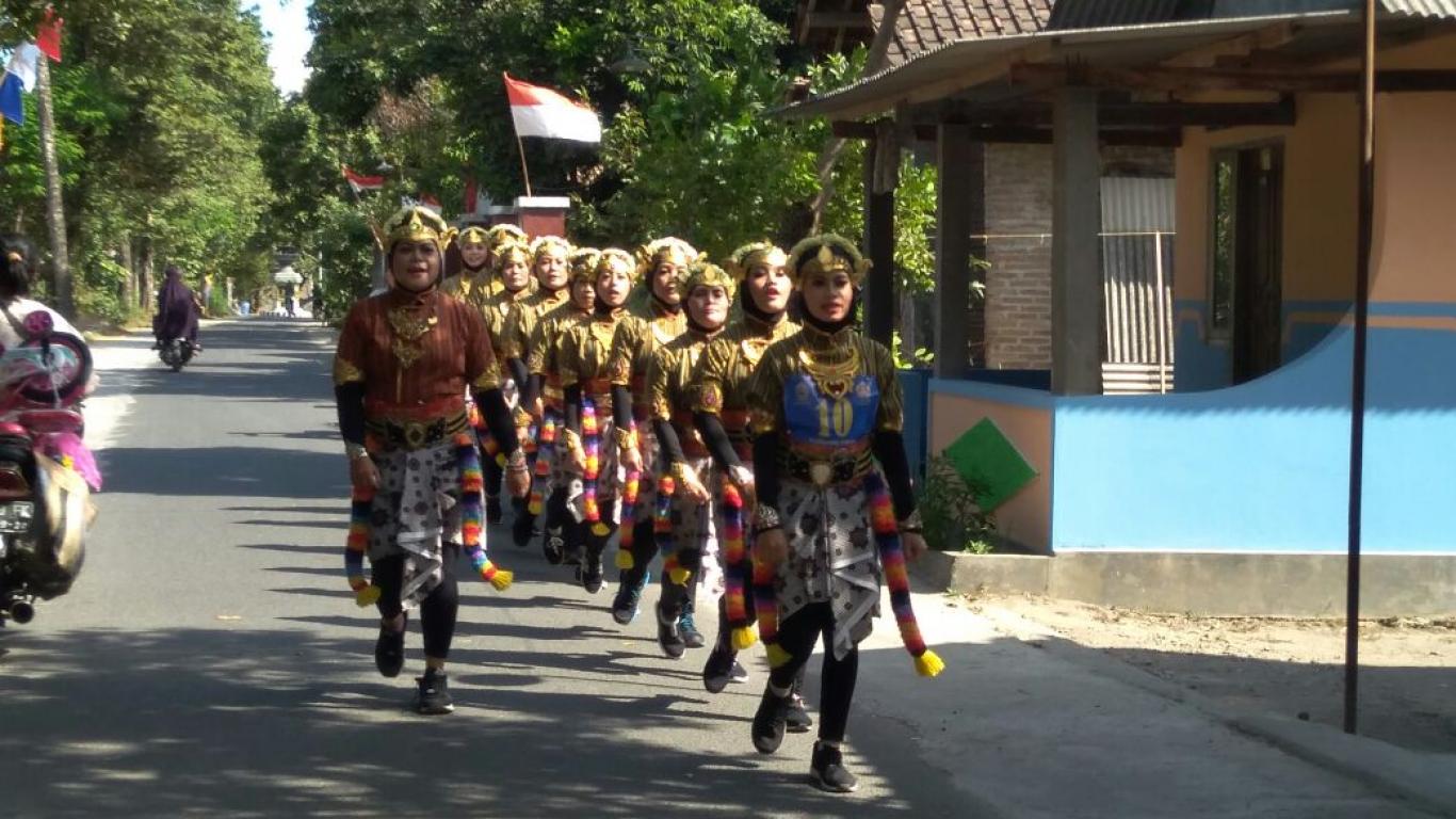 Gerak Jalan Se Kecamatan Pleret, Kostum para peserta terbilang “Unik dan Nyleneh”