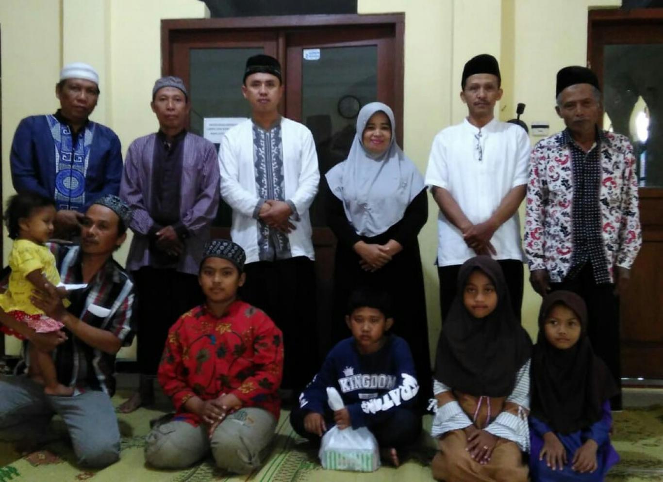 Muliakan Bulan Muharram, Takmir Masjid Baitussalam Menyantuni Anak Yatim