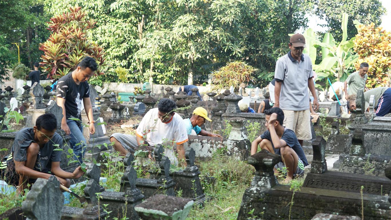 Jelang Sadranan, Warga 2 Pedukuhan Inisiatif Bersihkan Makam