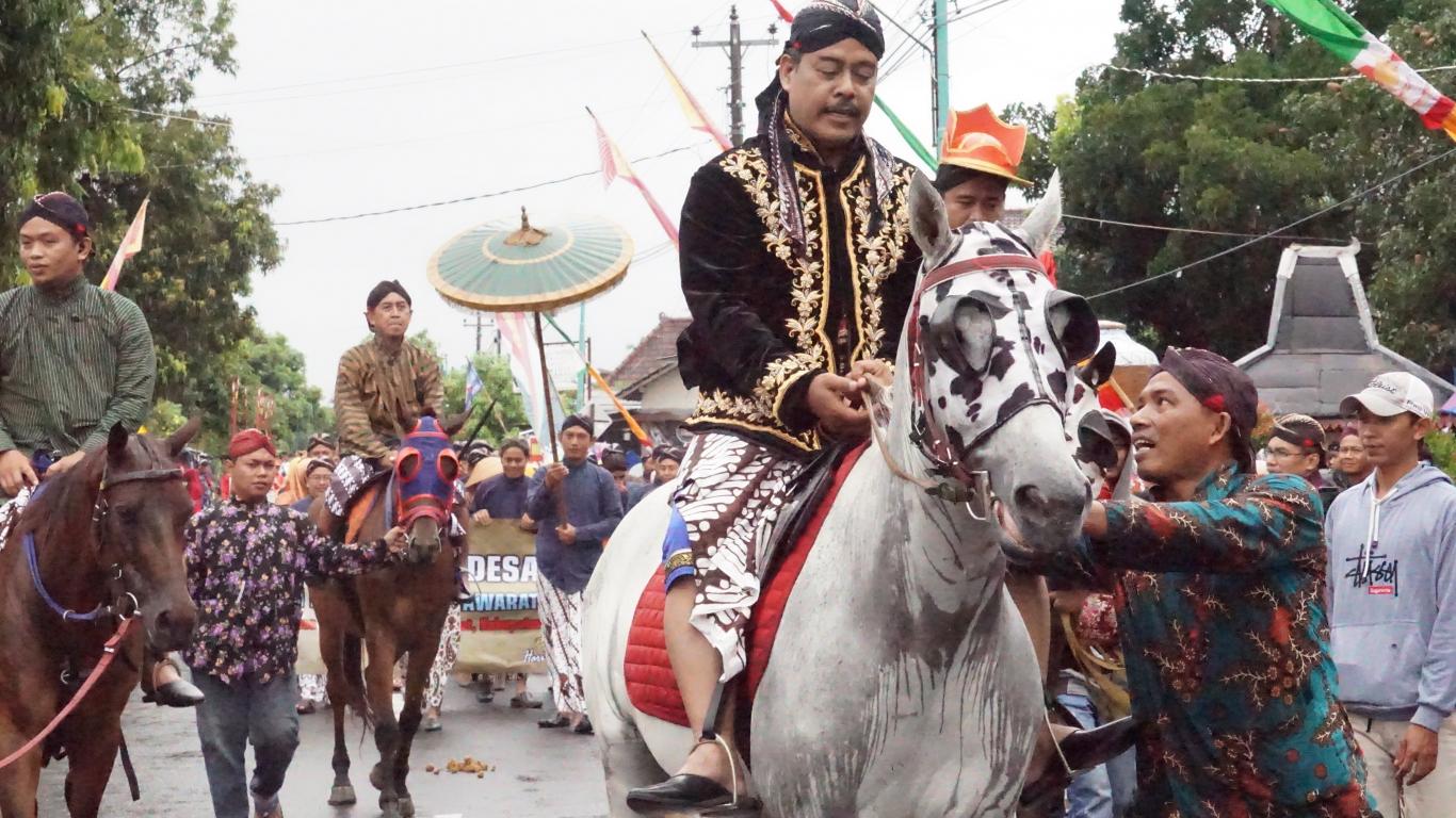 Arak-arakan Bergodo Mewarnai Jalannya Kirab Hari Jadi Desa Pleret