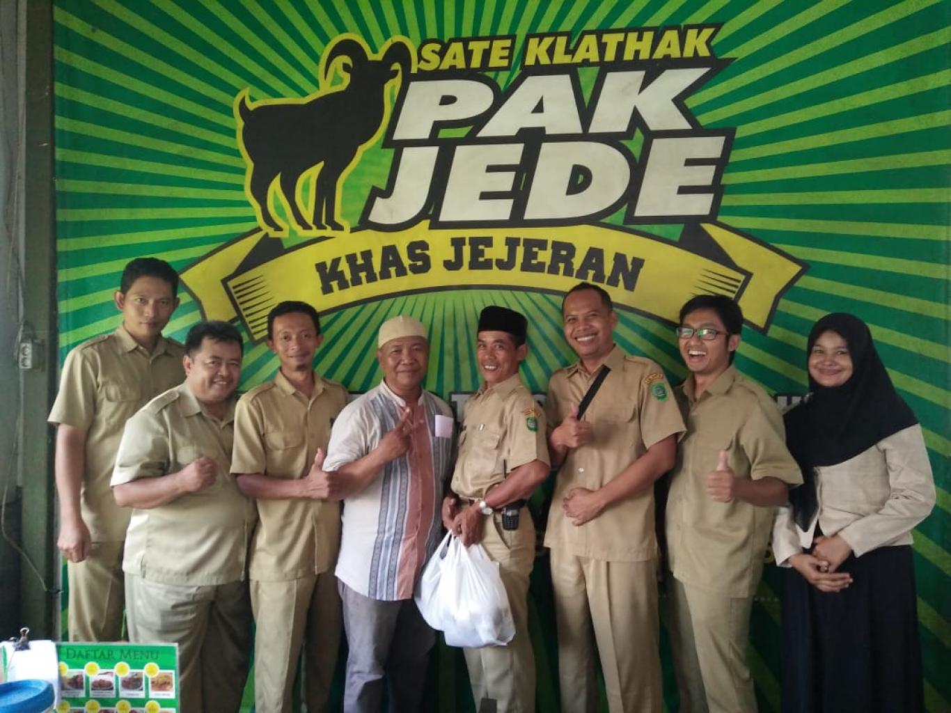 Pamong Desa Pleret Wisata Kuliner di Sate Klathak Pak Jede