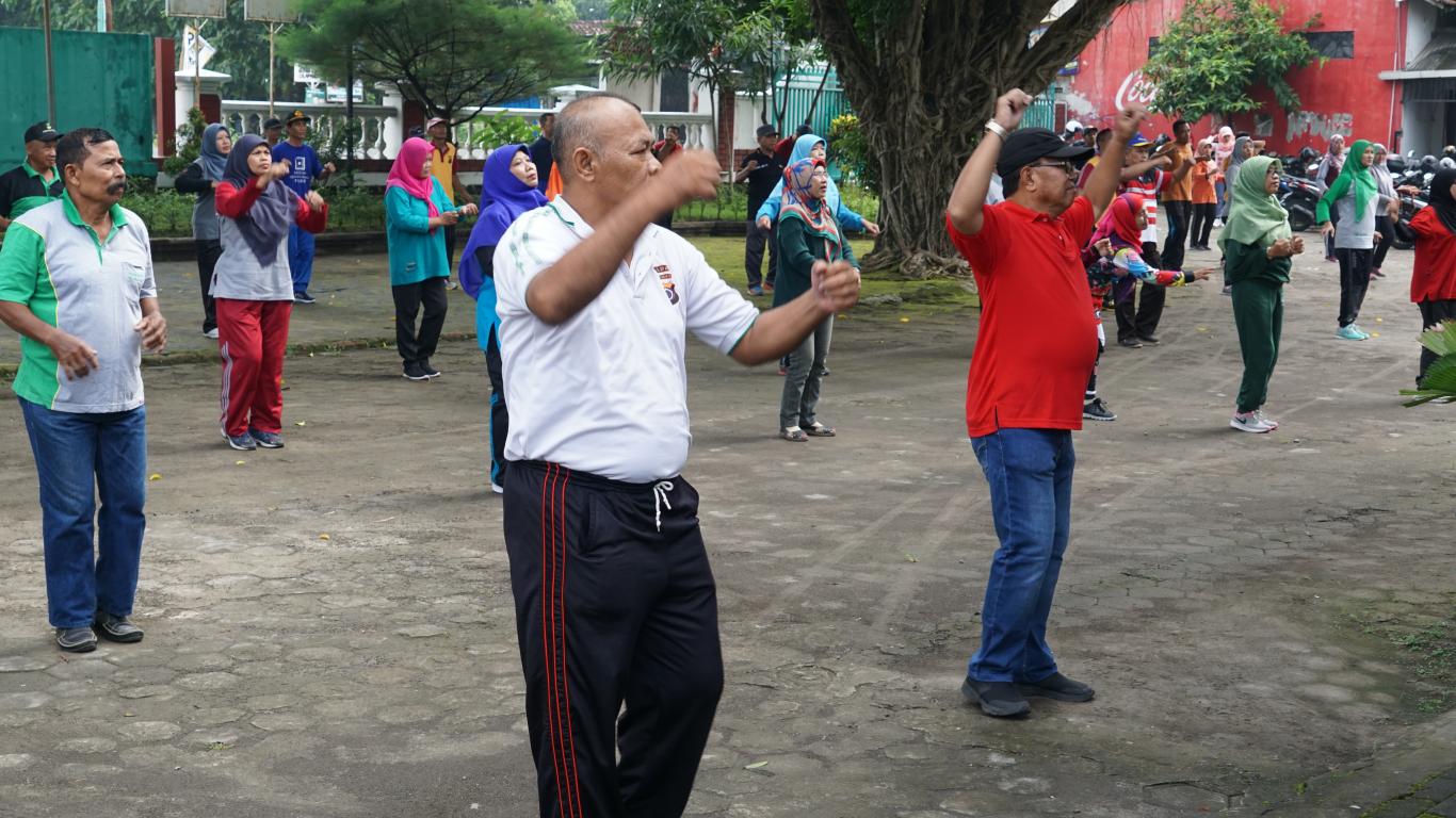 Mari Peduli Kesehatan dengan Senam Bersama