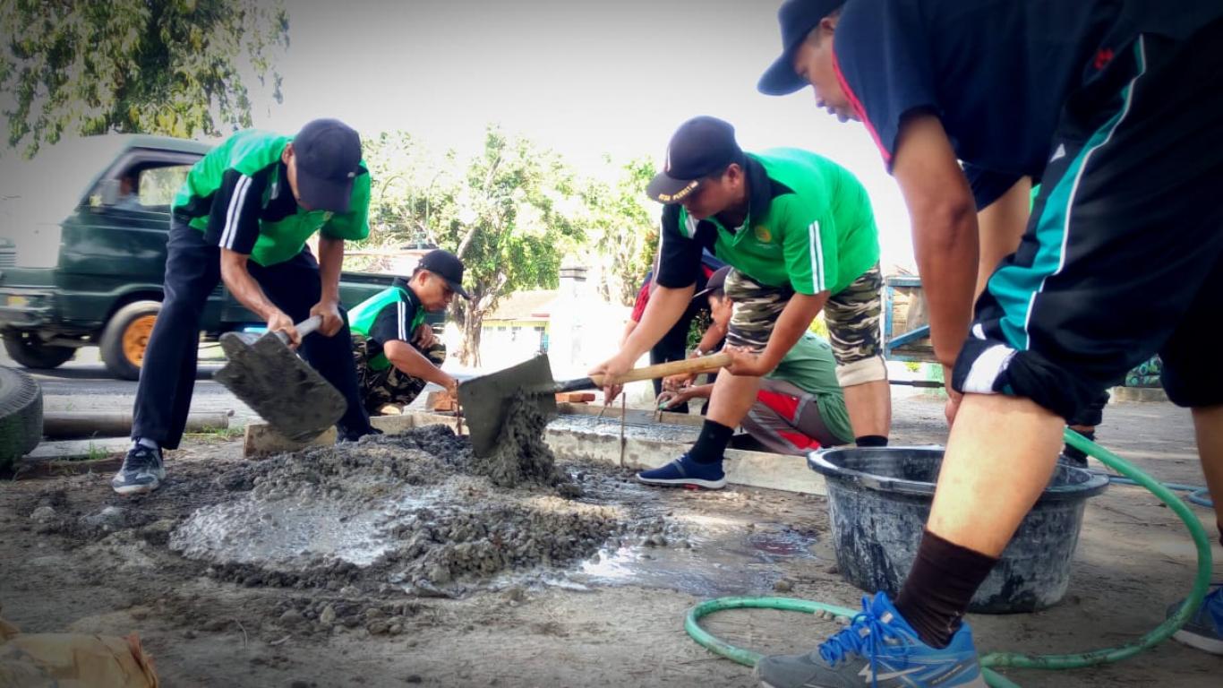 Kerja Bakti PAMONG Desa BUAT Tutup Gorong-Gorong 