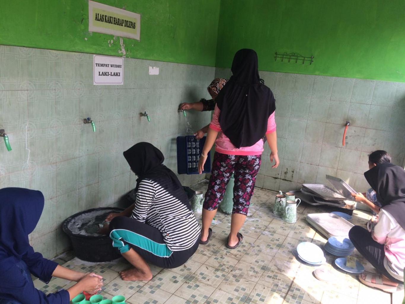 Persiapan Jelang Ramadhan, Masjid Al Falah Kerto Tengah Bersih-Bersih