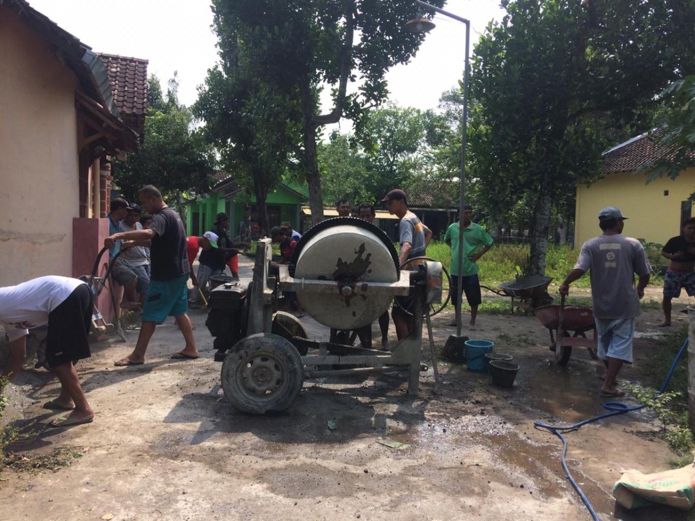 Swadaya, Warga Kerto Tengah Buat Akses Jalan yang Layak