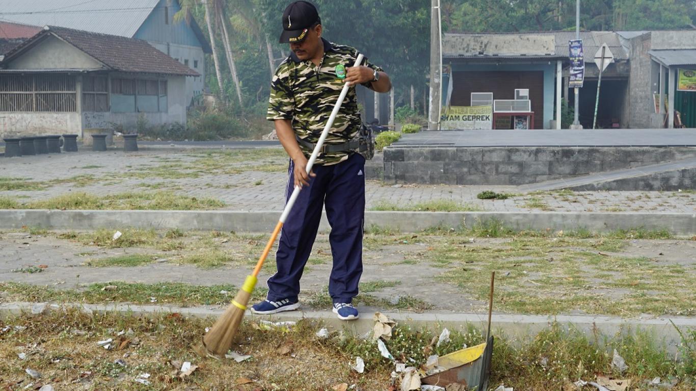 Kerja Bakti Jum'at Bersih PAMONG Desa Pleret