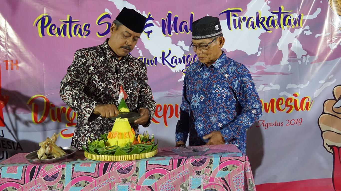 Lurah Desa Memotong Tumpeng sebagai Simbol HUT RI ke-74