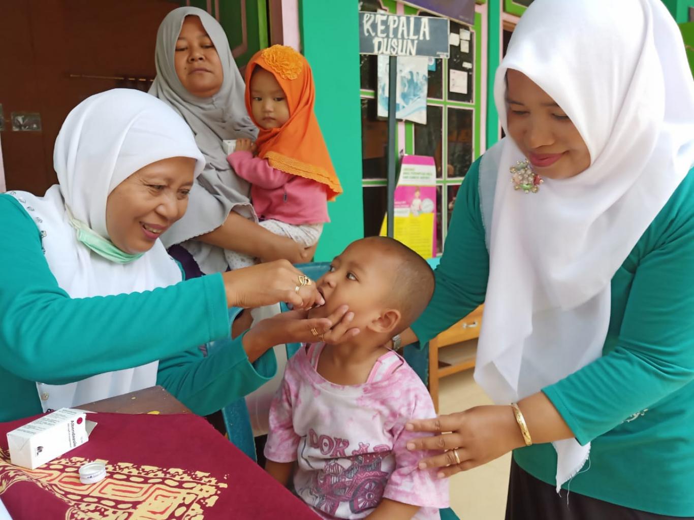 Kader Posyandu Berikan OBAT CACING Untuk Mencegah Stunting