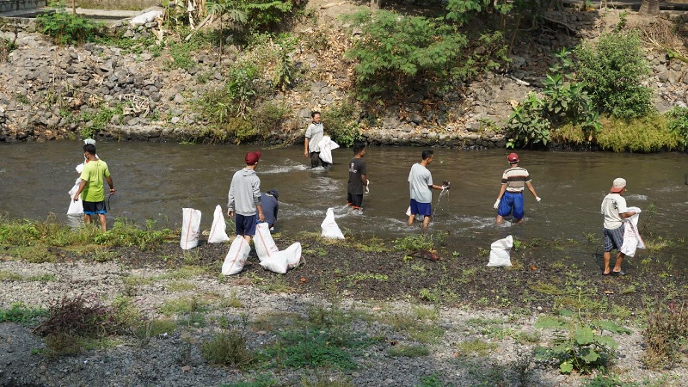 Giat Bersih Gajah Wong Bersama Komunitas Peduli Sungai