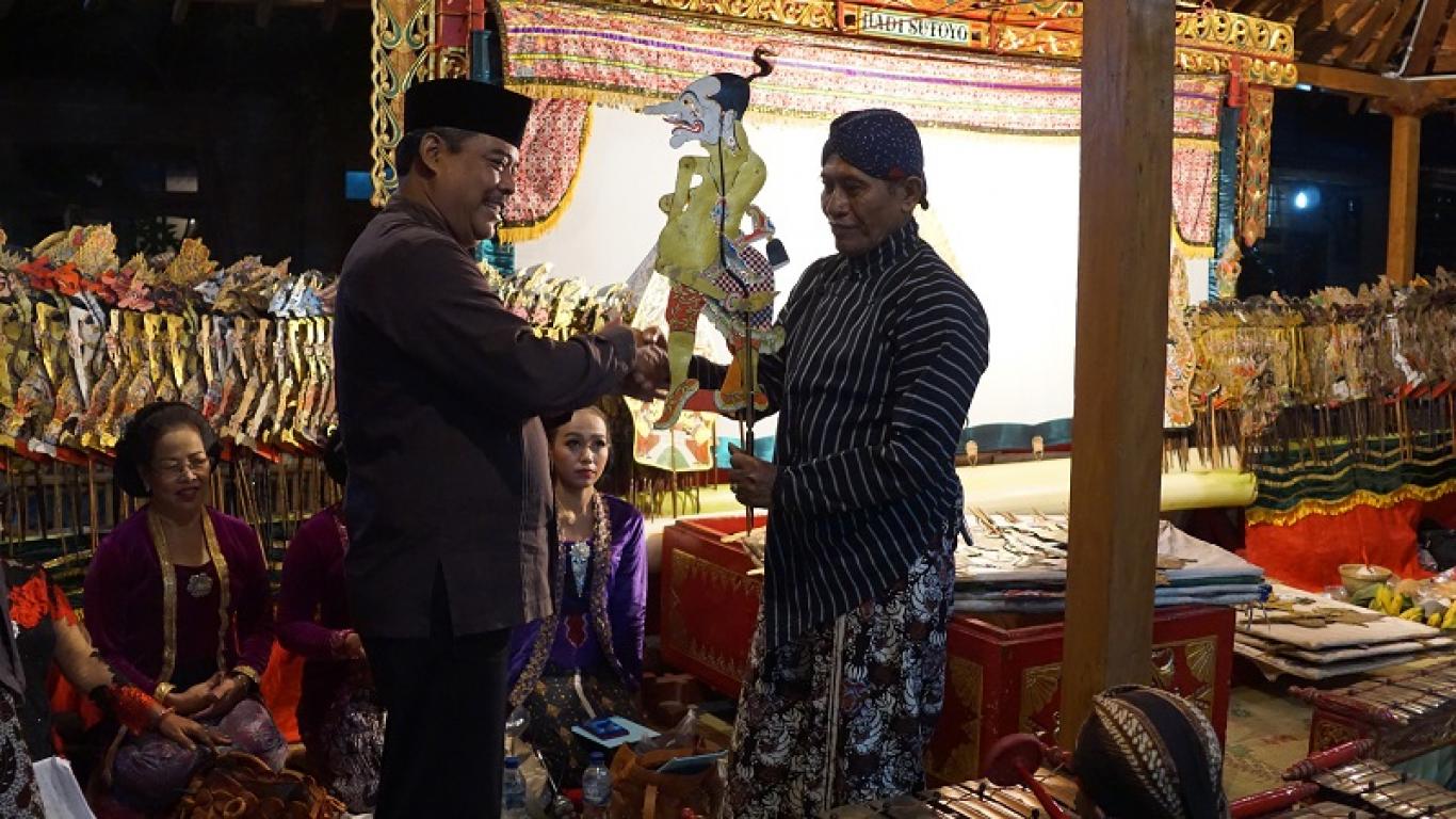 Penyerahan Wayang Petruk oleh Lurah Kalurahan Pleret