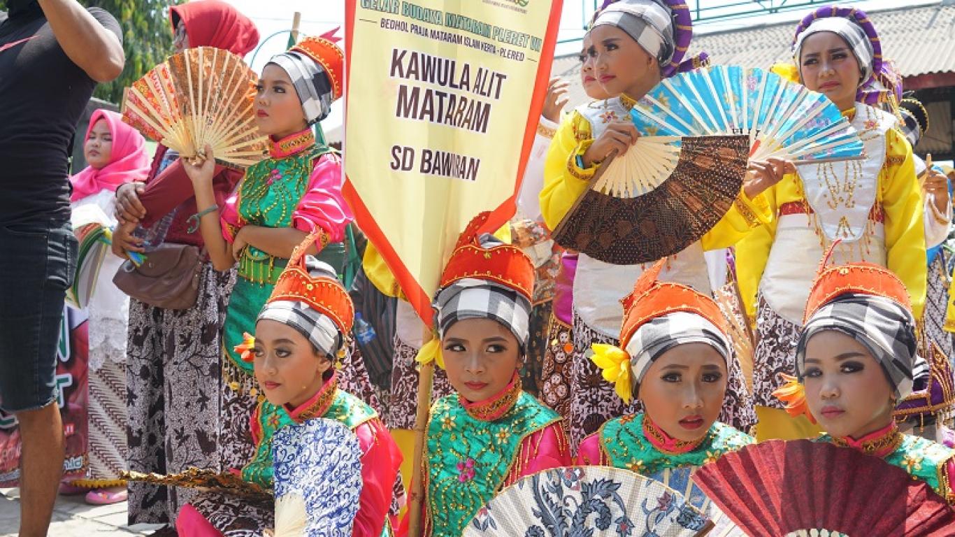 Panas Menyengat, Antusias Peserta Kirab Tetap Semangat