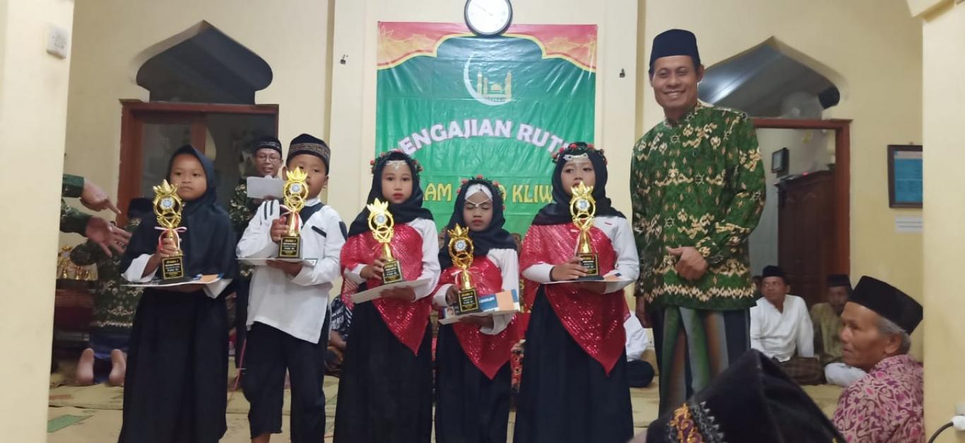 Duplikat Piala dan Piagam Penghargaan untuk Peserta Lomba FASI X 