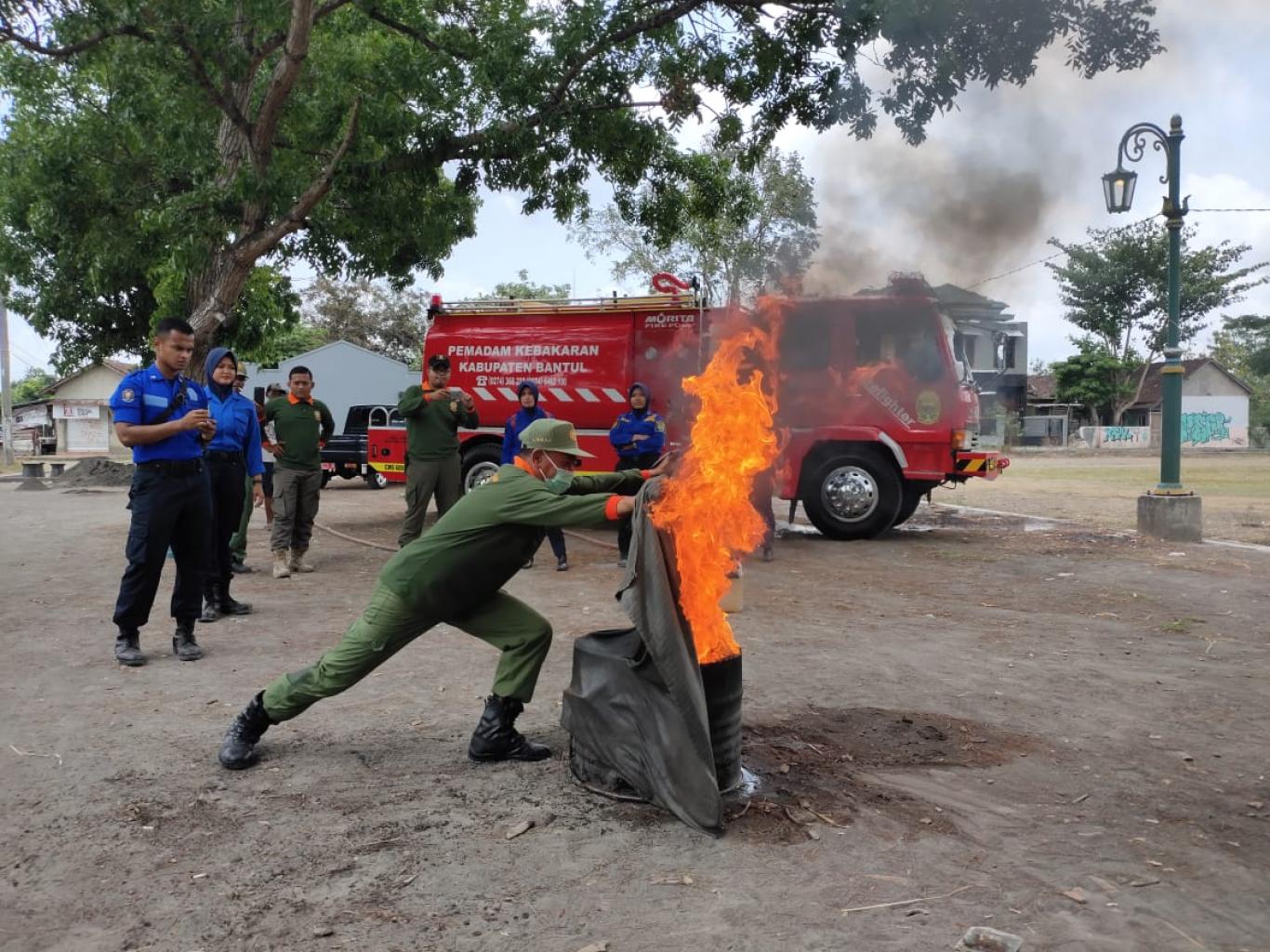 LINMAS PLERET Jinakkan Si Jago Merah