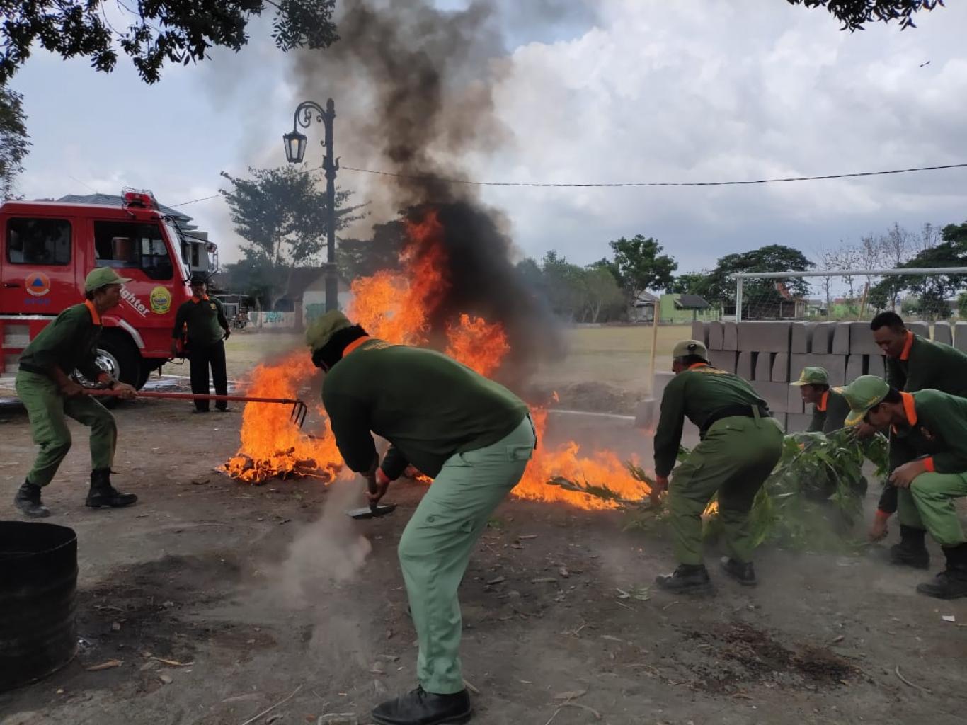 Gotong Royong Adu Ketangkasan Memadamkan Api