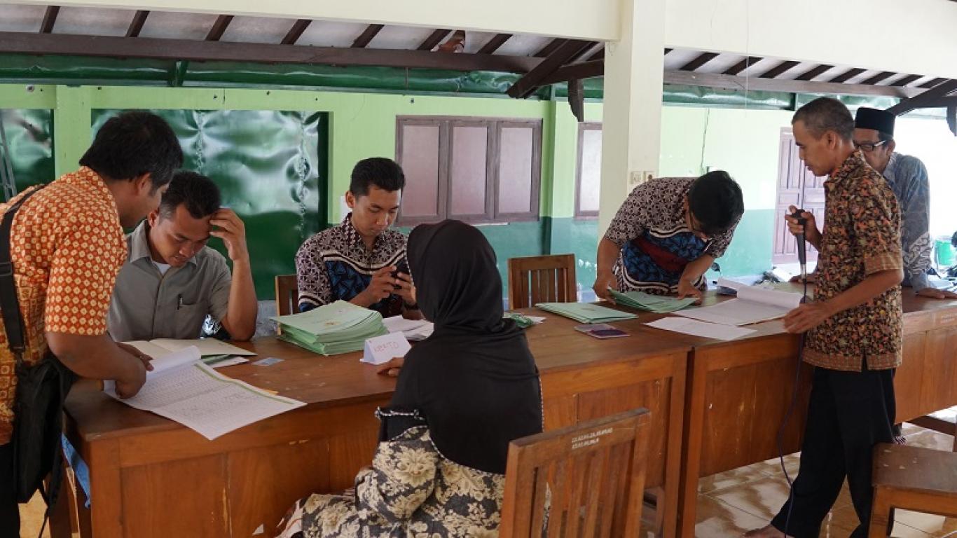 Penyerahan Sertifikat Tanah 2 Pedukuhan