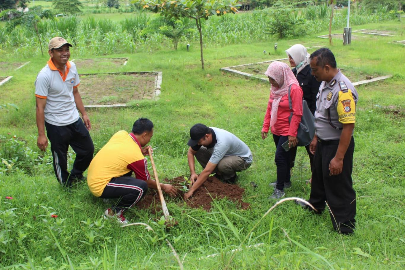 Peduli Lingkungan, Bhabinkamtibmas Desa Pleret Ikuti Gerakan Sejuta Pohon