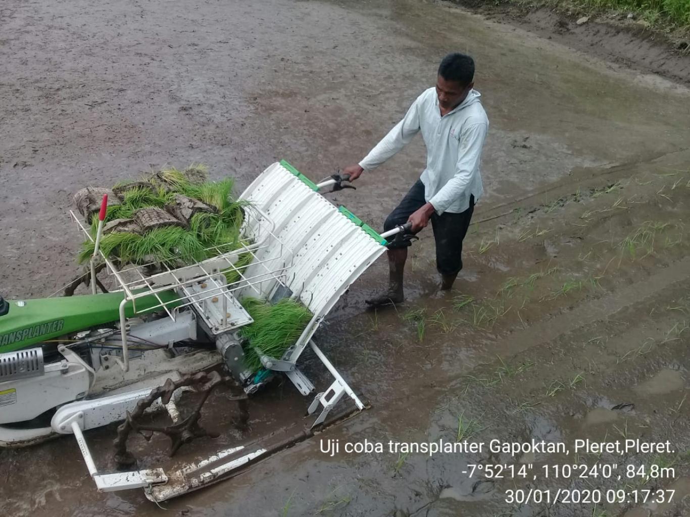 Transplanter Gapoktan akhirnya diuji