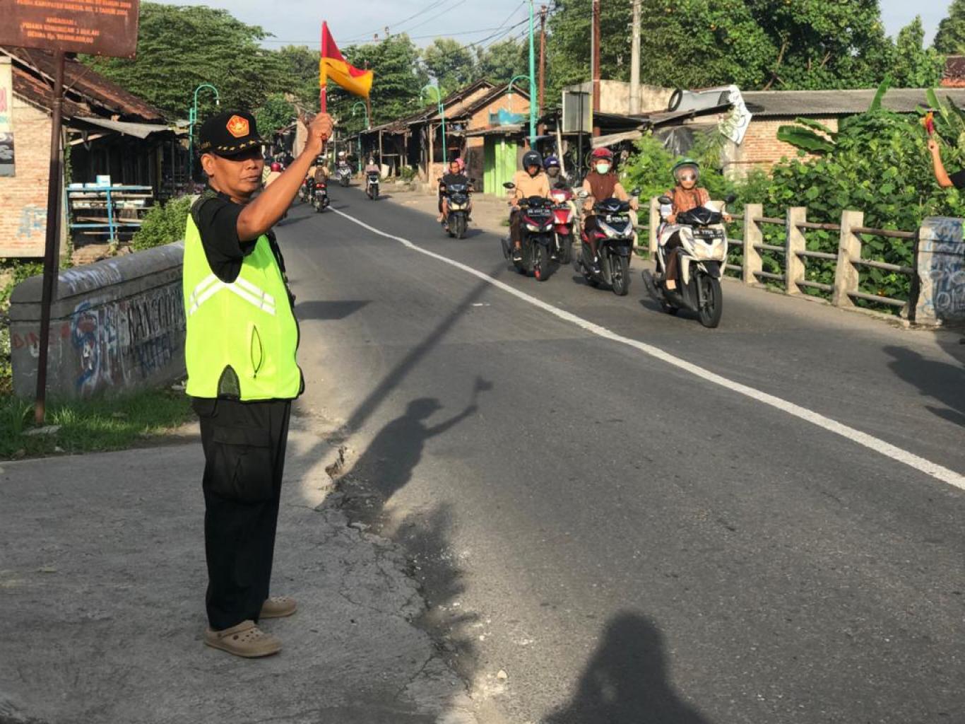 BANSER dan RELAWAN atur Lalu Lintas di Timur Jembatan Kanggotan