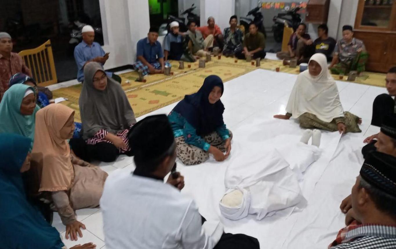 Warga Gunungkelir Mengikuti Pelatihan Perawatan Jenazah