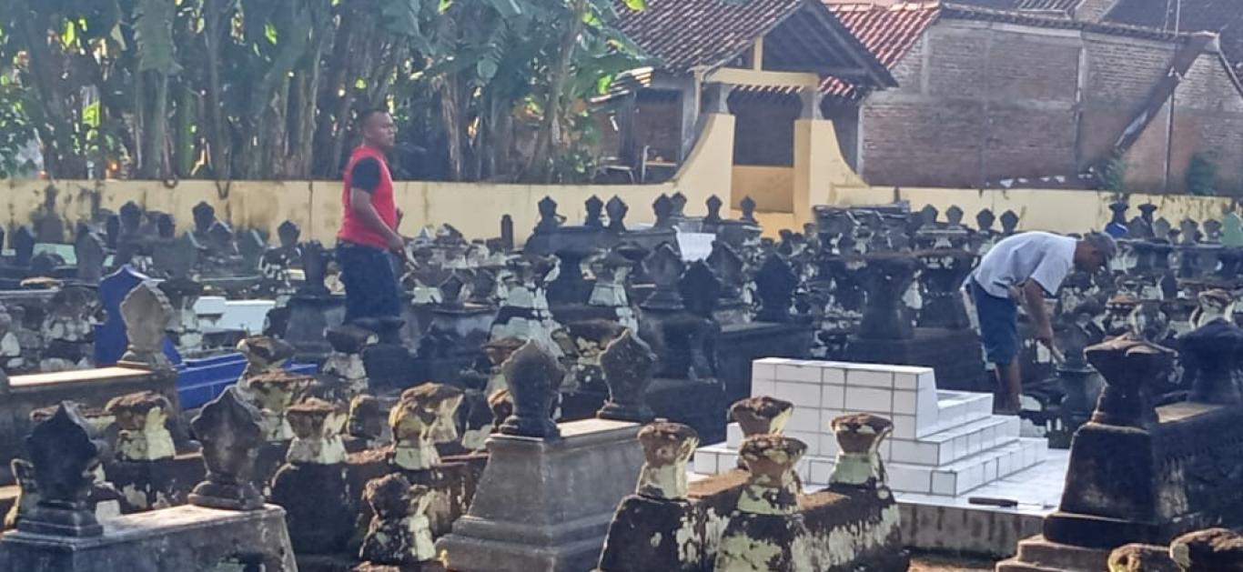 Gotong Royong Bersih Lingkungan Makam Warga Kanggotan